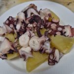 Exquisito pulpo a la gallega en plato blanco, reflejando la tradición culinaria de Saraiba.